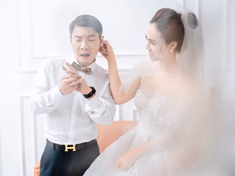 Chú rể và cô dâu còn có khoảnh khắc khá hài hước.