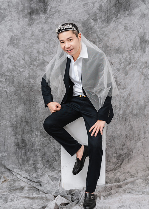 Trong bộ ảnh cưới nghệ sĩ Công Lý đội vương miện, cài khăn voan khiến nhiều khán giả thích thú.