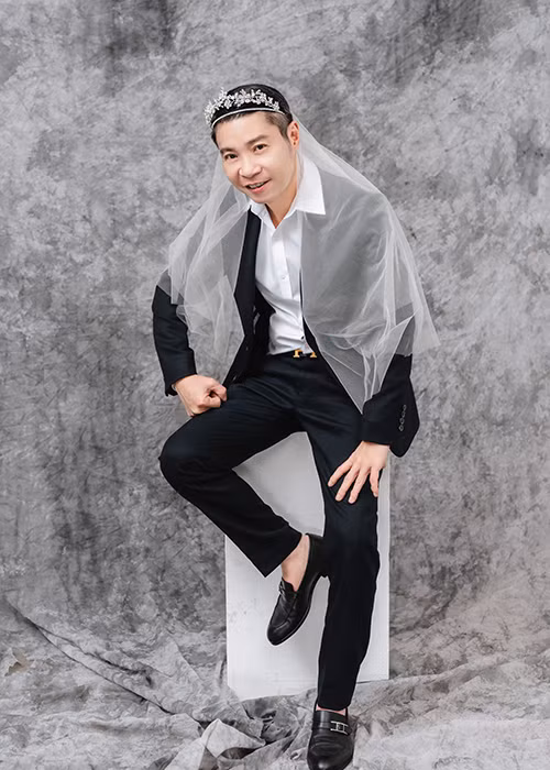 Trong bộ ảnh cưới nghệ sĩ Công Lý đội vương miện, cài khăn voan khiến nhiều khán giả thích thú.