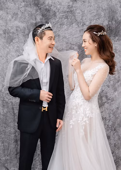 Mới đây, nghệ sĩ Công Lý và Ngọc Hà chia sẻ bộ ảnh cưới được thực hiện cách đây ít ngày.