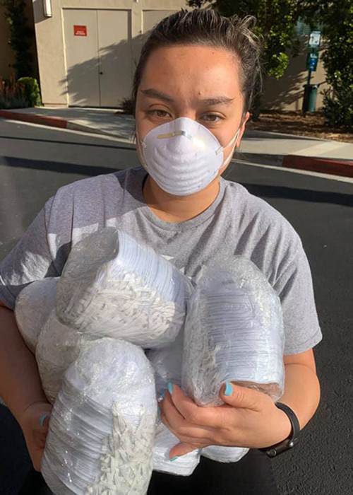 Wendy đem một số khấu trang tặng cho đồng nghiệp và bệnh nhân nơi cô làm việc.