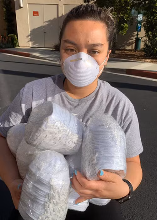 Wendy đem một số khấu trang tặng cho đồng nghiệp và bệnh nhân nơi cô làm việc.