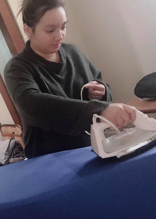 Ở Mỹ, con gái ruột của Phi Nhung sống tự lập. Em tự lái xe đi làm, nấu cơm, giặt giũ.