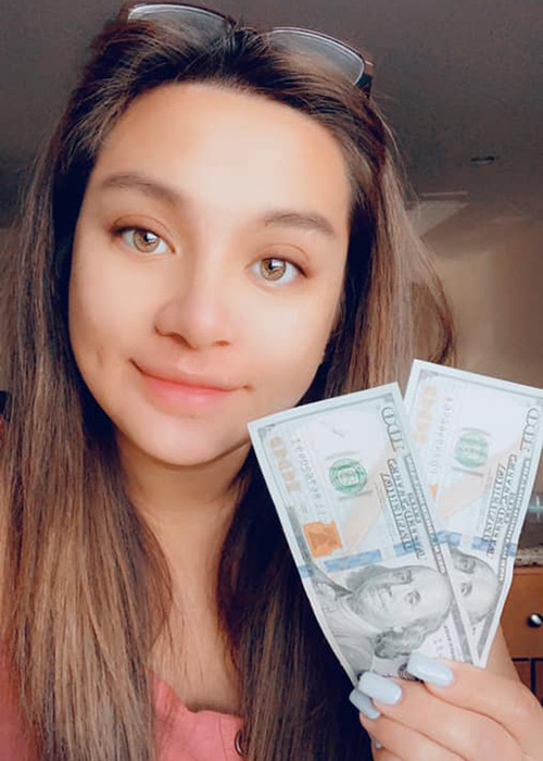 Khi người dân miền Trung chịu ảnh hưởng của lũ lụt, Wendy gửi tiền quyên góp thông qua mẹ ruột. "Con gái Wendy cũng gói ghém của ít lòng nhiều giúp bà con cô bác miền Trung", Phi Nhung chia sẻ.