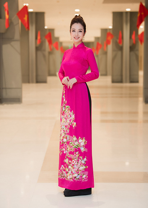 Mặc kín đáo, Jennifer Phạm vẫn hút mọi ánh nhìn.