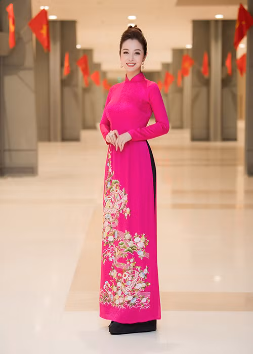 Mặc kín đáo, Jennifer Phạm vẫn hút mọi ánh nhìn.