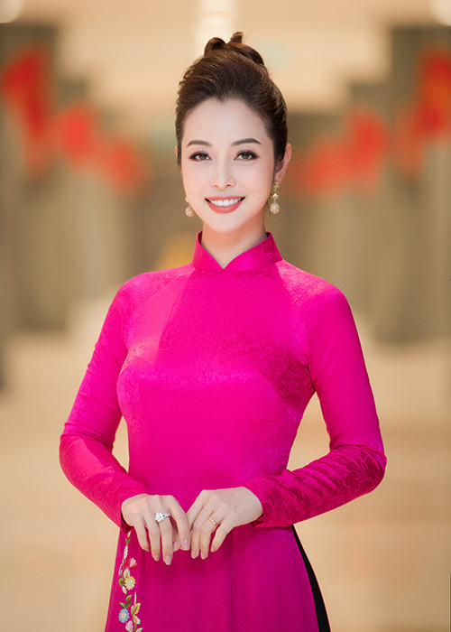 Bà mẹ 4 con khoe nhan sắc rạng rỡ trong tà áo dài tông hồng.