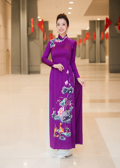 Dẫn chương trình xuân, Jennifer Phạm lựa chọn 3 bộ áo dài màu sắc rực rỡ.