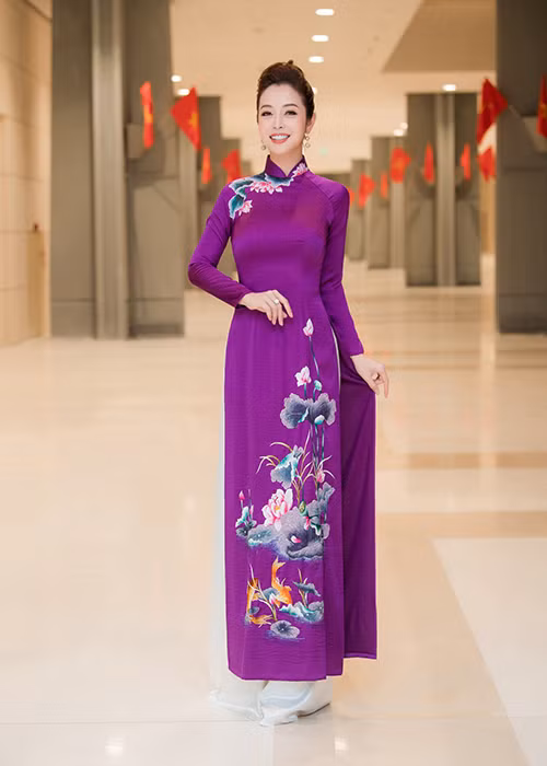 Dẫn chương trình xuân, Jennifer Phạm lựa chọn 3 bộ áo dài màu sắc rực rỡ.
