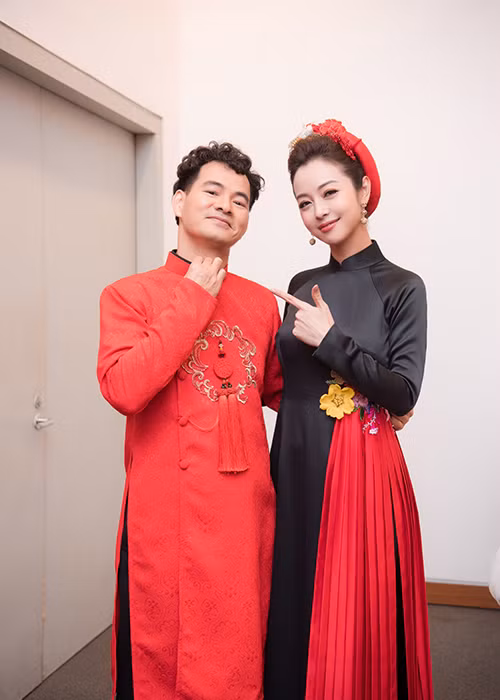 Người đẹp chụp ảnh thân thiết với nam nghệ sĩ hài ở hậu trường.