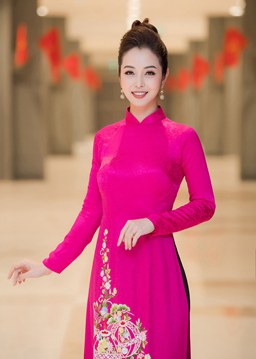 Khi diện áo dài, nữ MC sinh năm 1985 tiết chế phụ kiện.