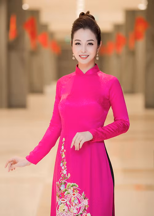 Khi diện áo dài, nữ MC sinh năm 1985 tiết chế phụ kiện.