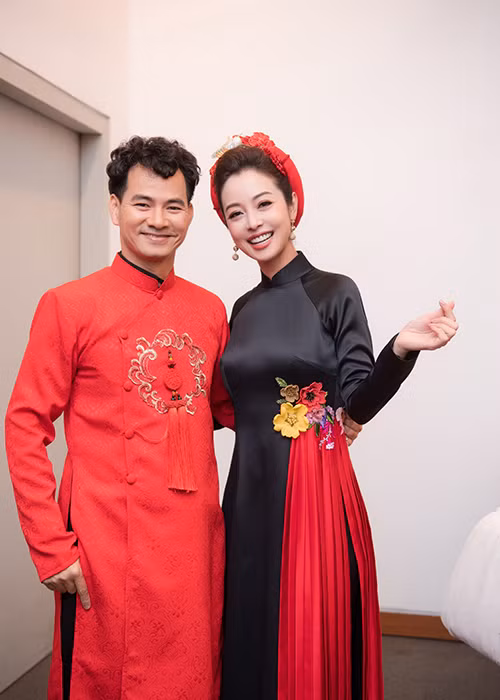 Trong chương trình xuân mới đây, Jennifer Phạm làm MC cùng với nghệ sĩ Xuân Bắc.