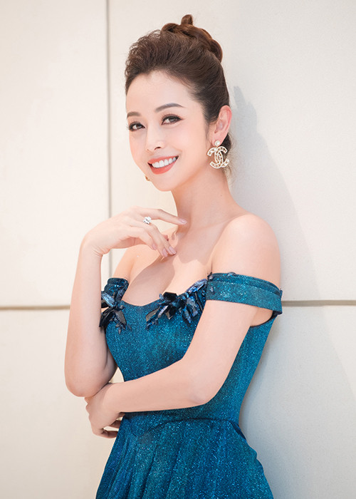 Mặc dù đã là “gái 4 con” nhưng Jennifer Phạm vẫn giữ được vóc dáng thon thả.