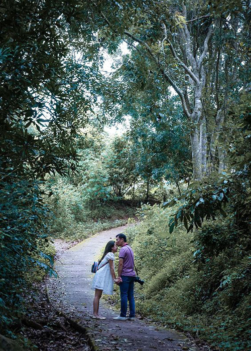 Nửa kia của nữ MC có phong cách ăn mặc trẻ trung, phong độ.