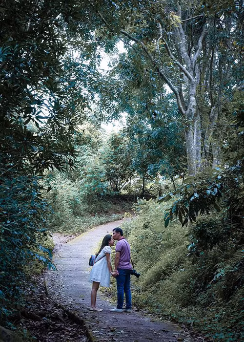 Nửa kia của nữ MC có phong cách ăn mặc trẻ trung, phong độ.