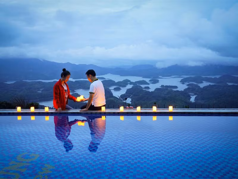 Theo Phụ nữ Việt Nam, bạn trai của Vân Hugo là doanh nhân có kinh nghiệm trong ngành giáo dục.