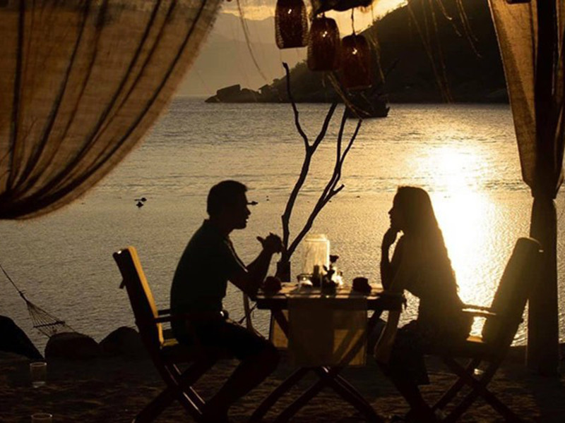 Theo lời nữ MC, anh là người nhân hậu, kín đáo, chững chạc trong suy nghĩ, biết yêu thương, quan tâm đến cô và con trai riêng của cô.