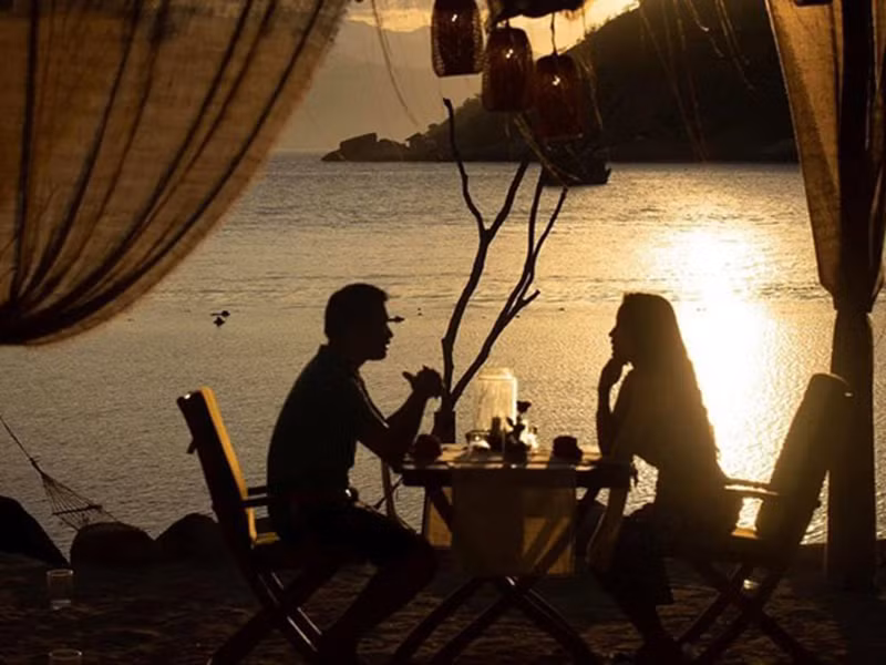 Theo lời nữ MC, anh là người nhân hậu, kín đáo, chững chạc trong suy nghĩ, biết yêu thương, quan tâm đến cô và con trai riêng của cô.