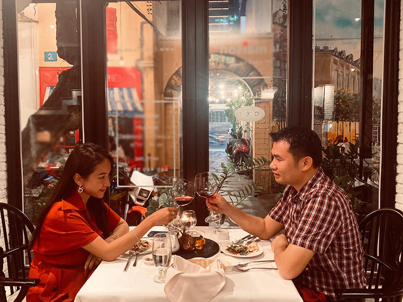 Cách đây ít ngày, nữ MC sinh năm 1985 cũng chia sẻ hình ảnh bên chồng sắp cưới. Cả hai đã đi ăn tối lãng mạn nhân dịp Giáng sinh.