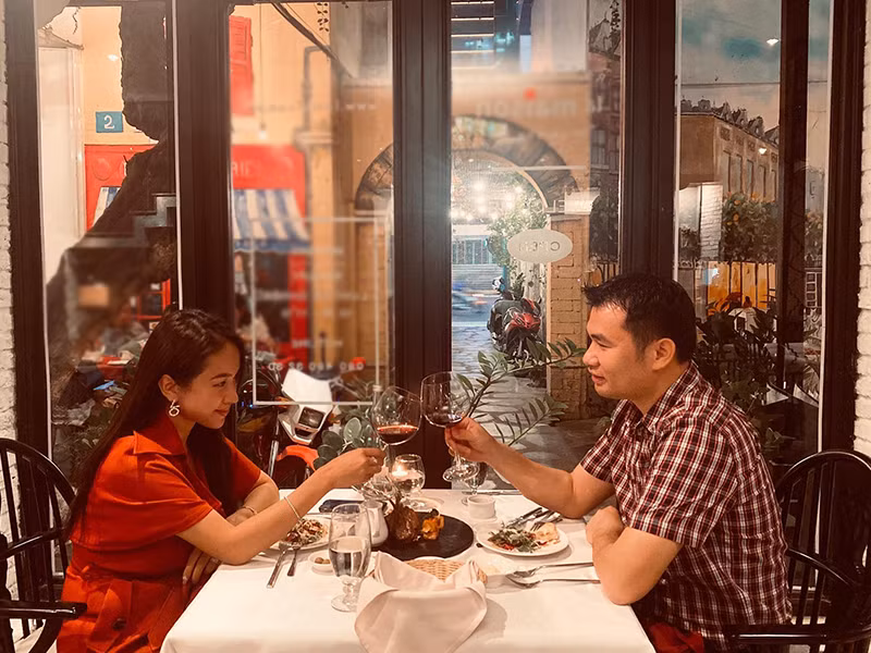 Cách đây ít ngày, nữ MC sinh năm 1985 cũng chia sẻ hình ảnh bên chồng sắp cưới. Cả hai đã đi ăn tối lãng mạn nhân dịp Giáng sinh.