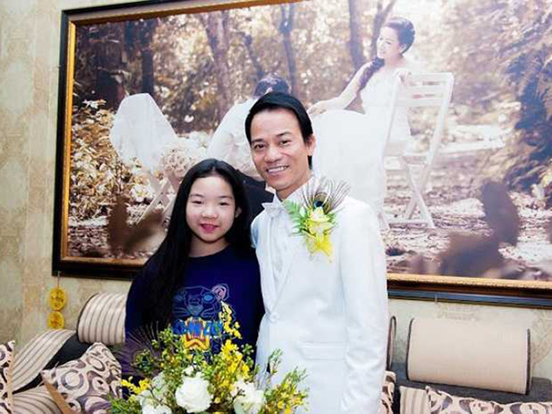 Thái Phương và Tú Linh đều có mặt trong đám cưới của mẹ năm 2015. Ảnh: VTC