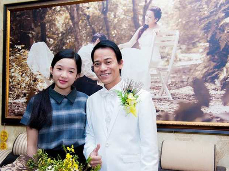 Hình ảnh Tú Linh bên cha dượng. Ảnh: VTC