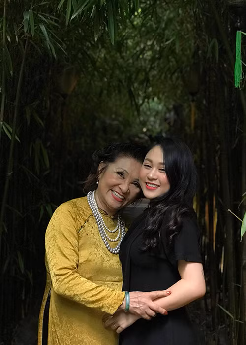 Theo Zing, chồng sắp cưới của Thiện Thanh tên Thăng Long, vừa tốt nghiệp cao học tại Học viện Âm nhạc Quốc gia Việt Nam. Anh theo đuổi dòng nhạc thính phòng.