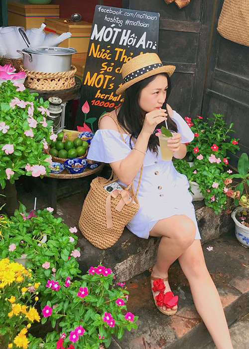 Thiện Thanh có sở thích đi du lịch. Lâu nay, cô thường xuyên có những chuyến du lịch nước ngoài cùng bố hoặc có những chuyến đi lãng mạn cùng bạn trai.