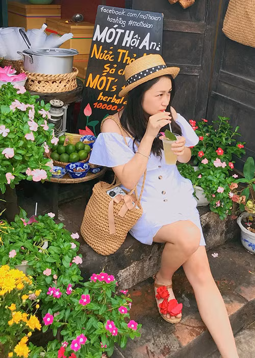 Thiện Thanh có sở thích đi du lịch. Lâu nay, cô thường xuyên có những chuyến du lịch nước ngoài cùng bố hoặc có những chuyến đi lãng mạn cùng bạn trai.