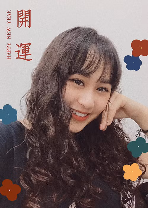 Ở tuổi 24, Thiện Thanh ăn mặc khá điệu đà, thích chụp ảnh selfie.