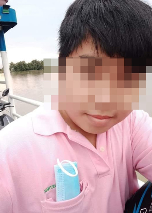 Sau nam gymer, đến lượt một thanh niên bị ném đá vì phát ngôn phản cảm về nghệ sĩ Chí Tài. Cụ thể, người này tỏ thái độ khó chịu khi khán giả quan tâm đến sự ra đi của nghệ sĩ Chí Tài. Điều gây bức xúc nhất là thanh niên này miệt thị ngoại hình cố nghệ sĩ. Ảnh: Saostar