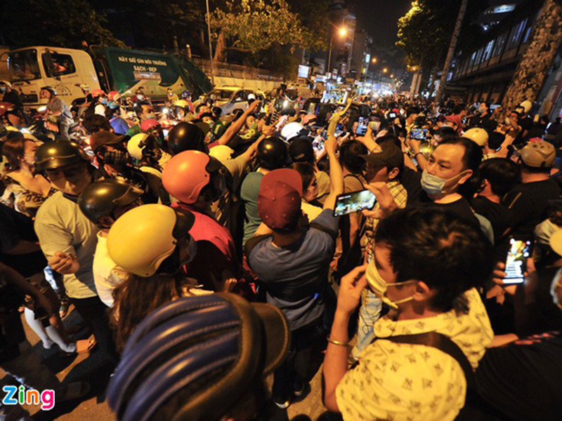 Ngoài ra, các Youtuber còn từng tụ tập, chen lấn để ghi lại hình ảnh nghệ sĩ tới tiễn biệt nghệ sĩ Chí Tài trước cổng Trung tâm Pháp y (quận 5, TP.HCM) khiến cơ quan chức năng phải có mặt để điều tiết giao thông. Ảnh: Zing