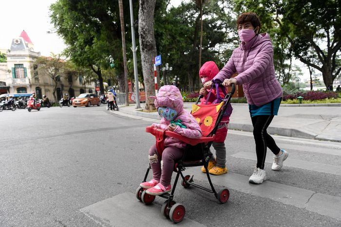 Nhiều gia đình mặc đồ kín mít cho trẻ nhỏ. Trong ngày 15/12, nhiệt độ tại Mẫu Sơn (Lào Cai) đã xuống đến mức 2,6 độ C; đỉnh Fansipan xuống đến 0 độ.