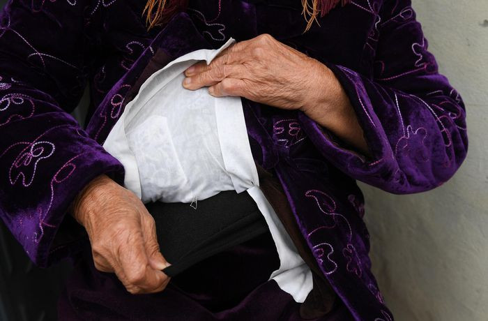 Bà Đoàn Thị Hòa, 84 tuổi, ở phố Đại La, cho biết mặc đến 5 cái áo và trùm 2 cái khăn. Ngày 15/12, bà còn mặc thêm một lớp áo giữ nhiệt.