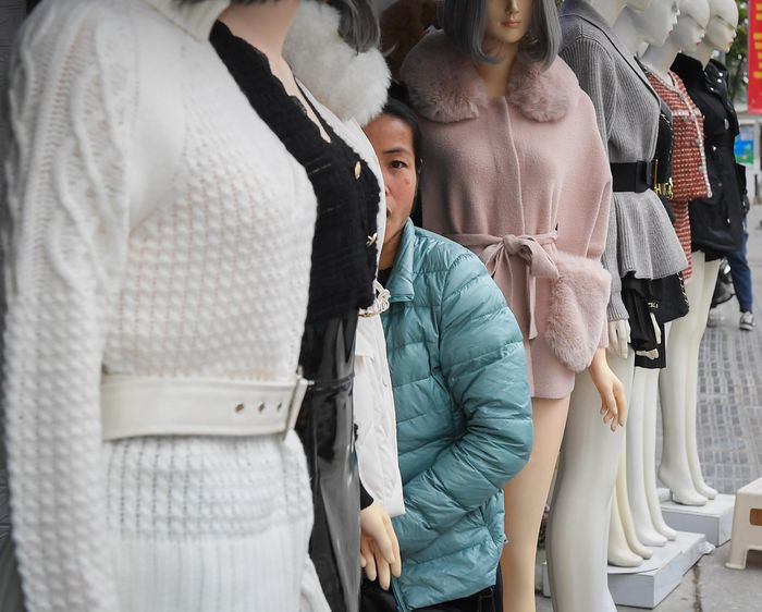 Các cửa hàng thời trang đồng loạt chuyển sang bán đồ mùa đông. Những phụ kiện như khăn, tất, mũ len được nhiều người lựa chọn.