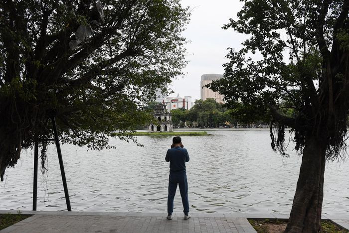 Do trời rét, lượng người tập thể dục tại hồ Gươm cũng giảm hẳn so với mọi khi. Dự kiến, đợt rét đậm, rét hại sẽ kéo dài đến ngày 22-23/12.