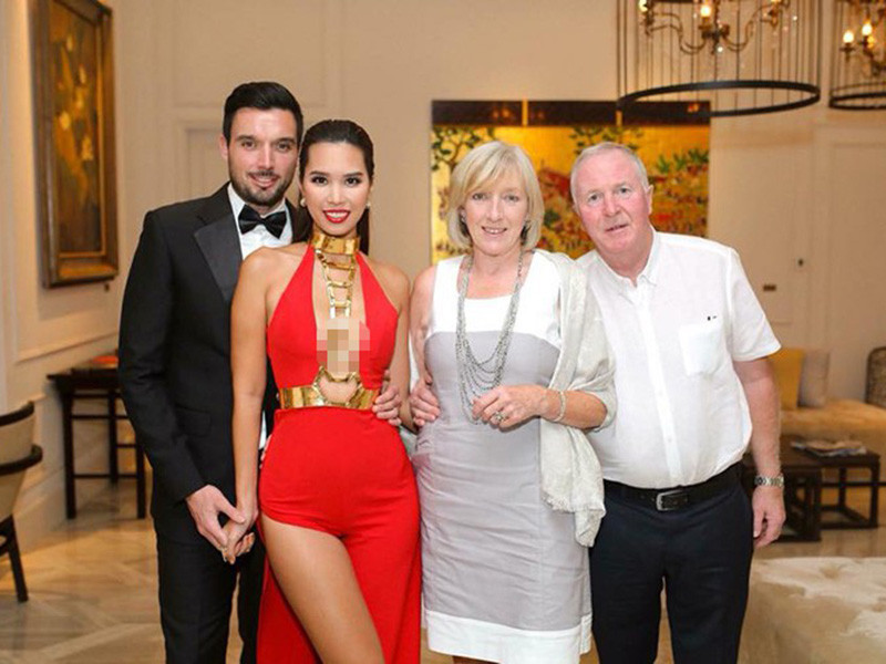 Siêu mẫu Hà Anh là một trong những sao Việt làm dâu ngoại quốc. Chân dài này từng tấm tắc khen mẹ chồng ngoại quốc đáng yêu, tâm lý. "Mỗi khi gặp chúng tôi, mẹ mua quà cho cả hai đứa và bao giờ tôi cũng được nhiều quà hơn", nữ siêu mẫu chia sẻ trên Gia đình xã hội. Ảnh: Vietnamnet