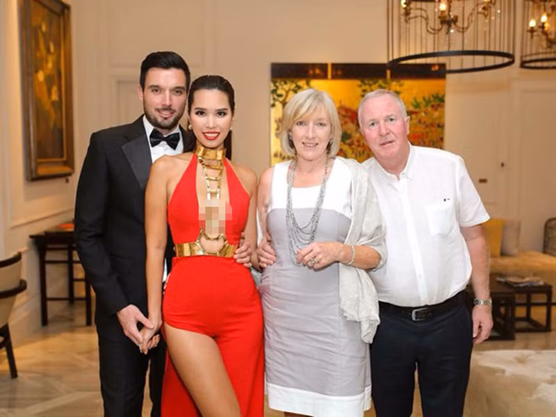 Siêu mẫu Hà Anh là một trong những sao Việt làm dâu ngoại quốc. Chân dài này từng tấm tắc khen mẹ chồng ngoại quốc đáng yêu, tâm lý. "Mỗi khi gặp chúng tôi, mẹ mua quà cho cả hai đứa và bao giờ tôi cũng được nhiều quà hơn", nữ siêu mẫu chia sẻ trên Gia đình xã hội. Ảnh: Vietnamnet