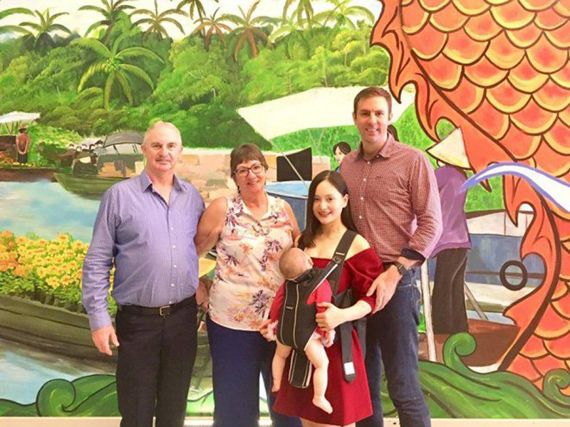 Diễn viên Lan Phương lấy chồng Tây và không phải làm dâu. Theo lời Lan Phương, cô và mẹ chồng có mối quan hệ rất tốt. Bà sẵn lòng làm tất cả mọi việc để chăm cháu gái. Lan Phương còn khoe mẹ chồng là người nấu ăn rất khéo.