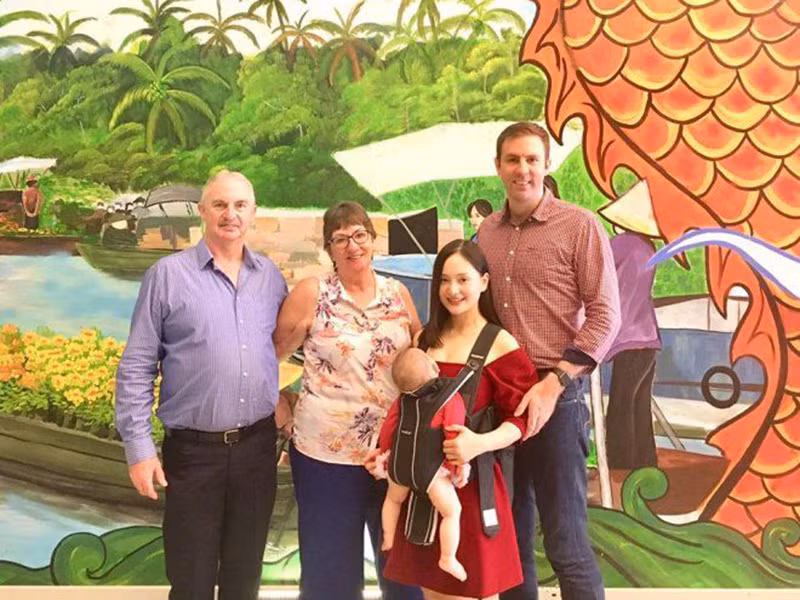 Diễn viên Lan Phương lấy chồng Tây và không phải làm dâu. Theo lời Lan Phương, cô và mẹ chồng có mối quan hệ rất tốt. Bà sẵn lòng làm tất cả mọi việc để chăm cháu gái. Lan Phương còn khoe mẹ chồng là người nấu ăn rất khéo.