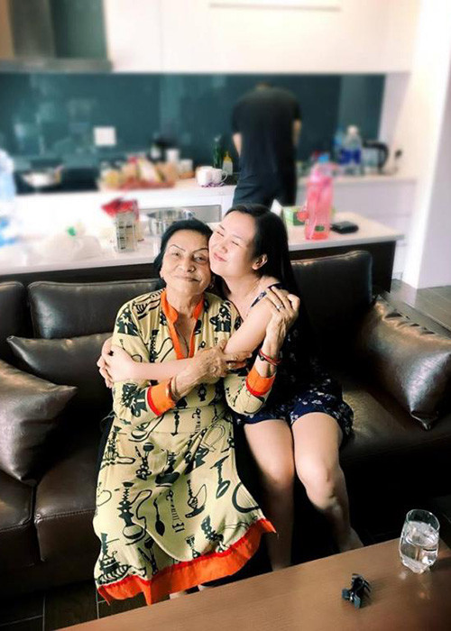 Mỗi khi gọi điện về Việt Nam, mẹ chồng đều hỏi thăm Võ Hạ Trâm thế nào, dặn dò con trai phải chăm sóc vợ thật tốt. Nữ ca sĩ cảm thấy may mắn khi được mẹ chồng yêu thương như vậy.