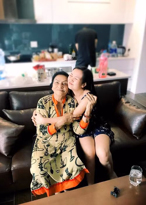 Mỗi khi gọi điện về Việt Nam, mẹ chồng đều hỏi thăm Võ Hạ Trâm thế nào, dặn dò con trai phải chăm sóc vợ thật tốt. Nữ ca sĩ cảm thấy may mắn khi được mẹ chồng yêu thương như vậy.