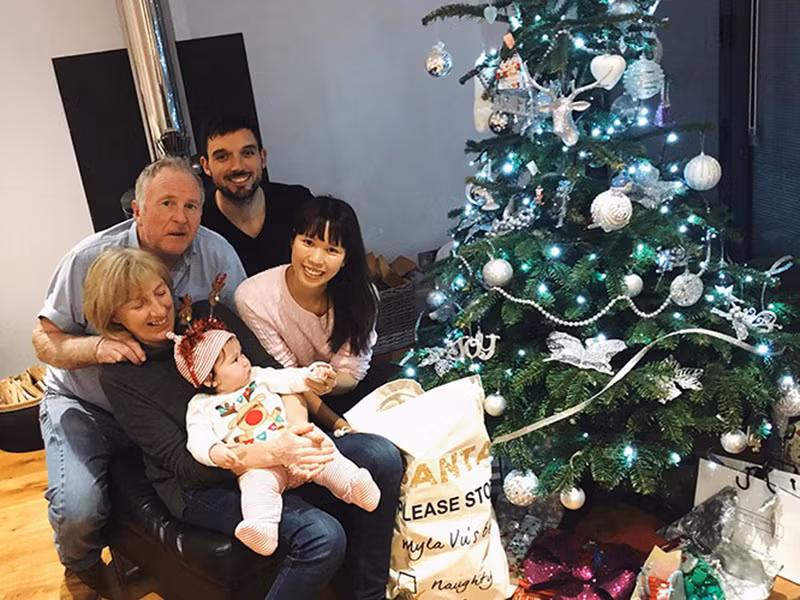 Luôn yêu thương các con nên bố mẹ chồng của nữ người mẫu giành phần nấu nướng khi Hà Anh cùng chồng con sang London. Chân dài cho biết, mẹ chồng hết pha trà lại rót rượu vang cho các con, thậm chí bế cháu để các con nghỉ ngơi.