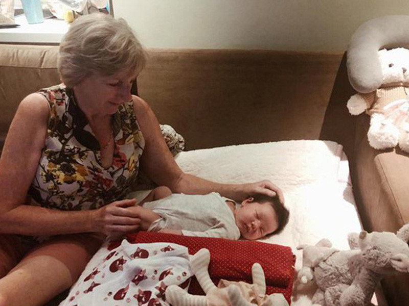 Khi biết Hà Anh mang bầu, mẹ chồng của Hà Anh rất vui mừng, luôn dặn dò con trai phải chăm sóc vợ. Bà cũng nói sang Việt Nam để trông cháu nội. Khi Hà Anh sinh con, mẹ chồng của cô từ London về Việt Nam để hỗ trợ con dâu chăm con.