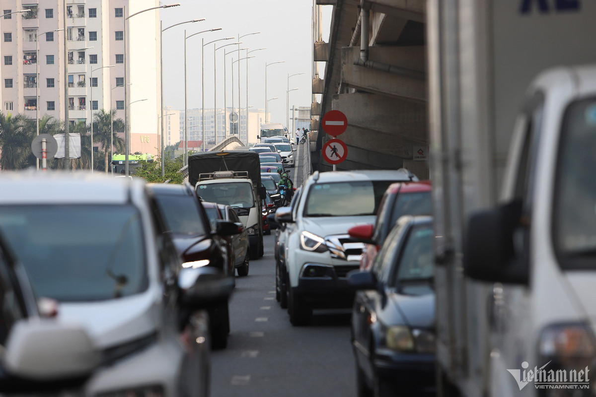 Đội CSGT đường bộ số 14 đã bố trí 100% quân số để điều tiết giao thông và chuẩn bị phương tiện hỗ trợ các xe gặp sự cố nhằm giải tỏa ùn tắc. (Ảnh Vietnamnet)