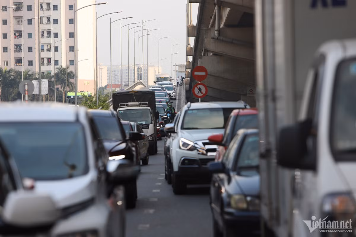 Đội CSGT đường bộ số 14 đã bố trí 100% quân số để điều tiết giao thông và chuẩn bị phương tiện hỗ trợ các xe gặp sự cố nhằm giải tỏa ùn tắc. (Ảnh Vietnamnet)