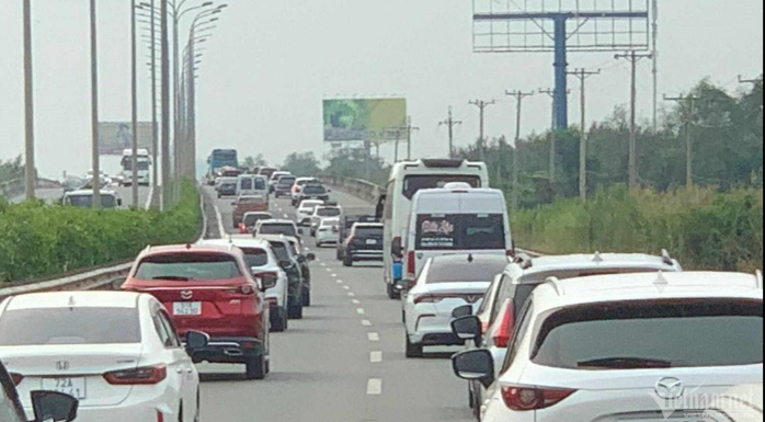 Cùng thời điểm, tuyến cao tốc HLD đoạn qua địa bàn huyện Long Thành (Đồng Nai) cũng xảy ra ùn ứ kéo dài theo hướng qua trạm thu phí Long Phước. (Ảnh Vietnamnet)