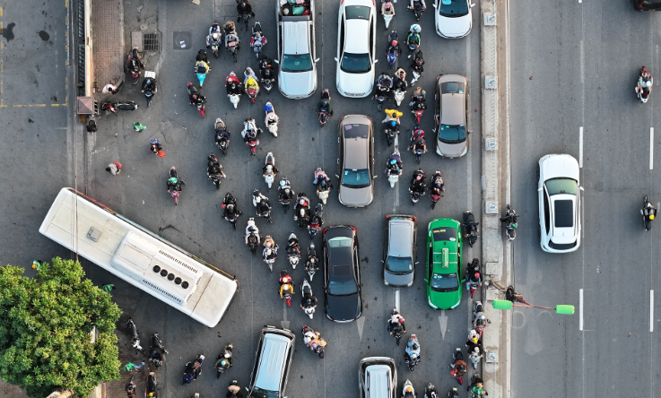 Giao thông hỗn loạn đoạn trước cổng bến xe Nước Ngầm khiến việc ùn tắc càng nghiêm trọng. (Ảnh Dân Trí) 