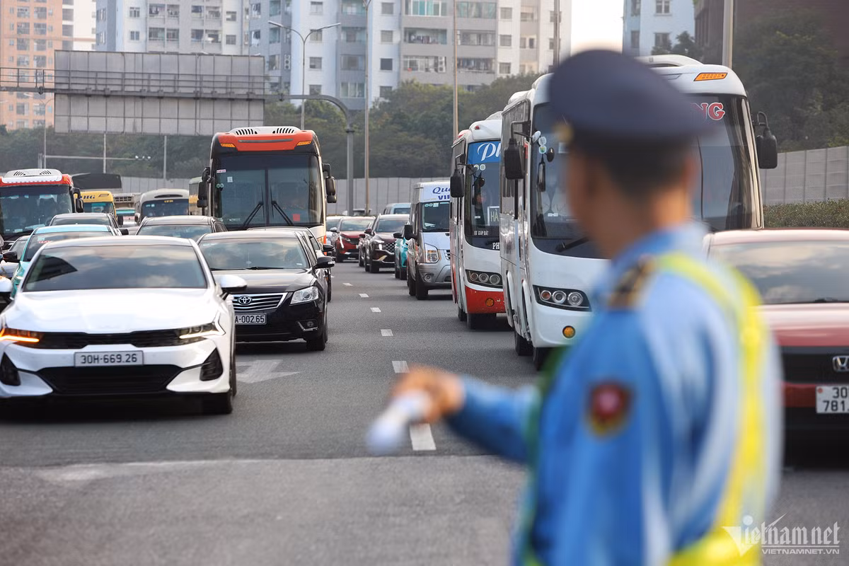 Lực lượng chức năng gồm: Đội Tuần tra kiểm soát giao thông đường bộ cao tốc số 3 (Cục CSGT) và Thanh tra giao thông; Tuần đường đã tích cực phân luồng. (Ảnh Vietnamnet)